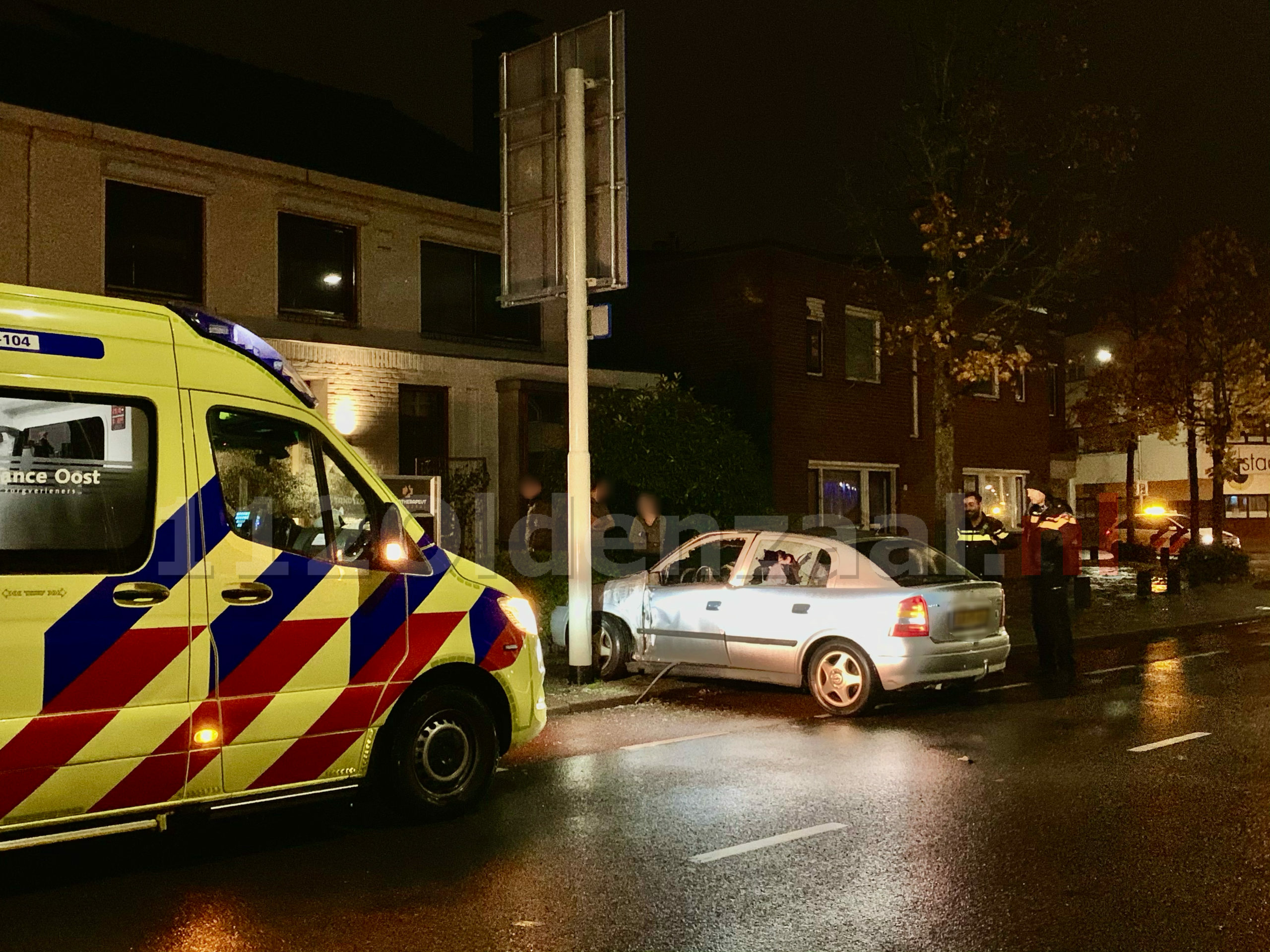 Auto belandt tegen paal Steenstraat Oldenzaal