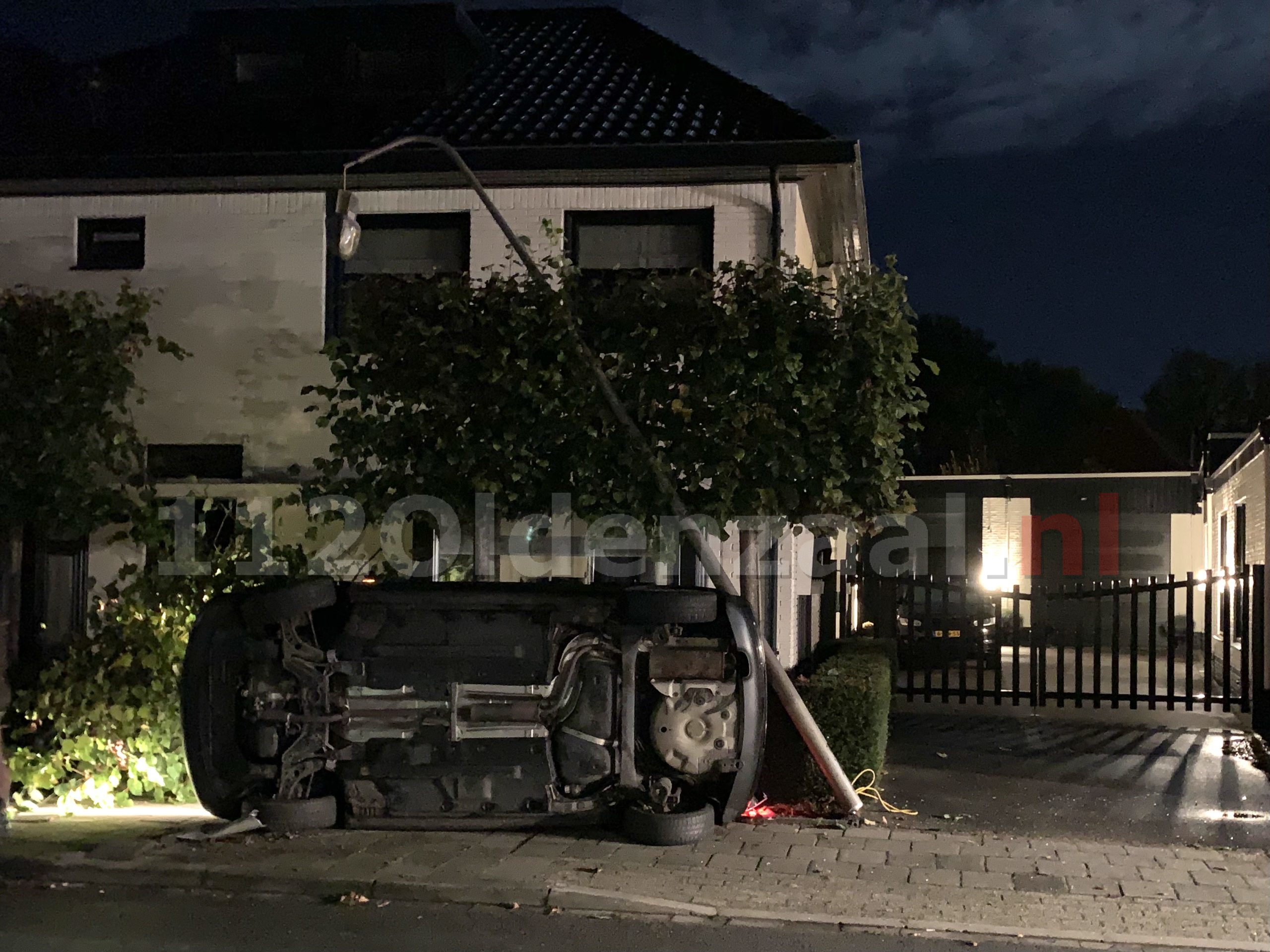 Auto op de kant Tulpstraat Oldenzaal