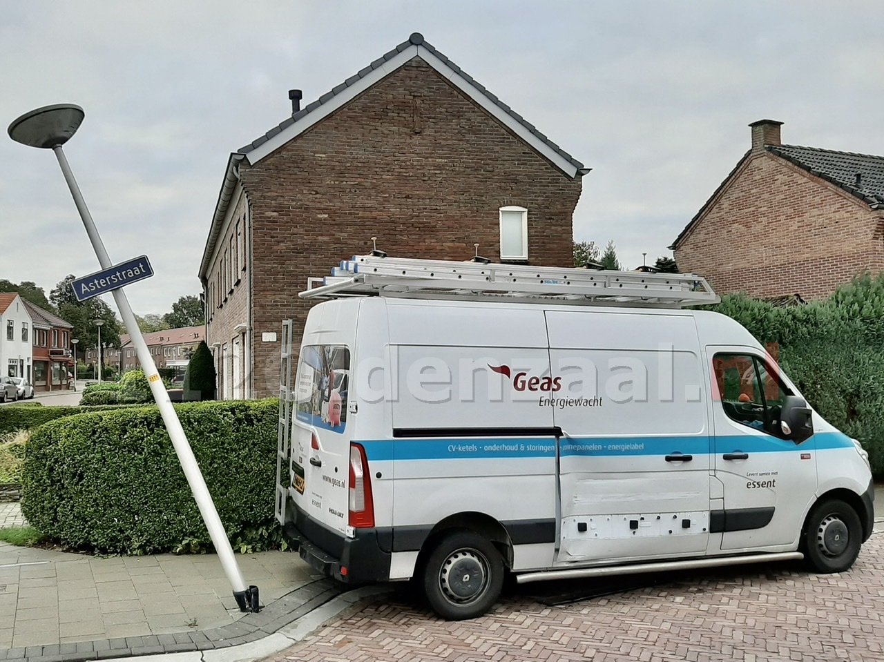 Schade aan bestelbus en lantaarnpaal na aanrijding in Oldenzaal