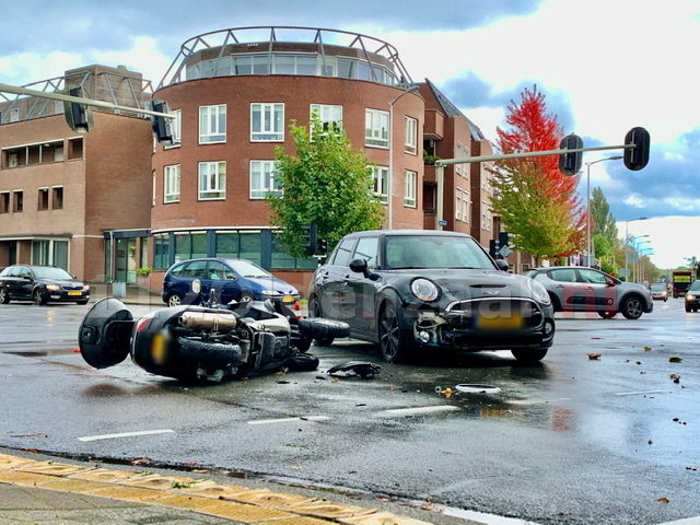 Gewonde bij aanrijding tussen auto en motor in Oldenzaal