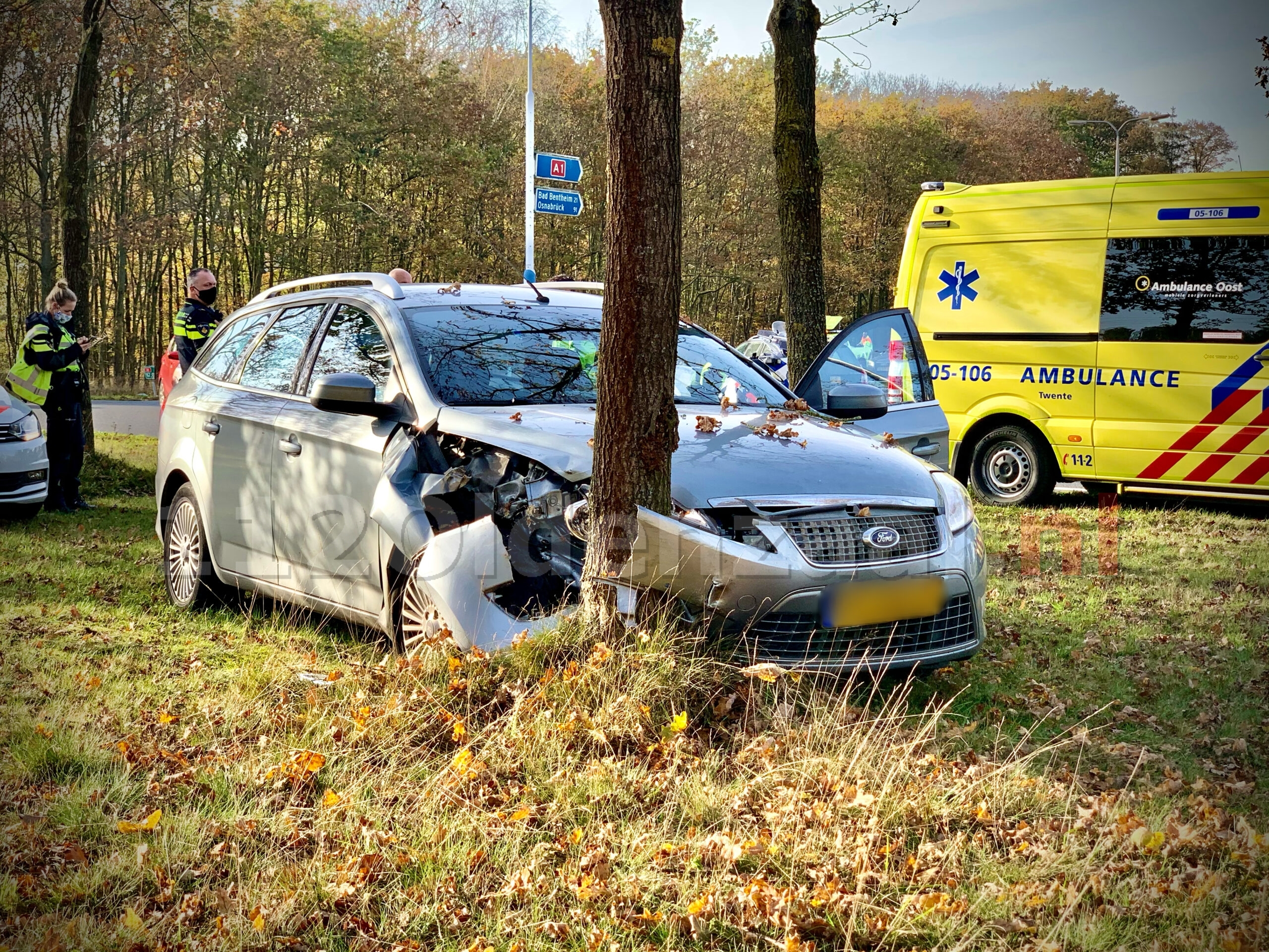 Automobiliste botst tegen boom afrit A1 Oldenzaal