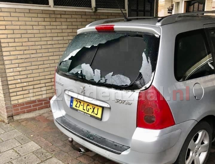 Achterruit van auto in Oldenzaal vernield