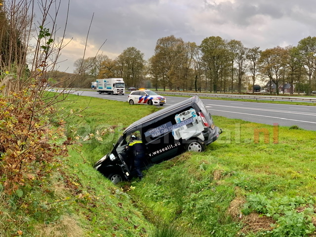 Busje belandt in sloot langs A1 Oldenzaal