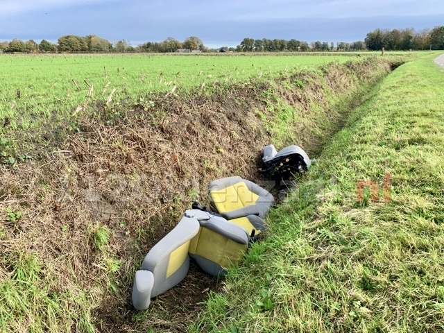 Autostoelen gedumpt in sloot