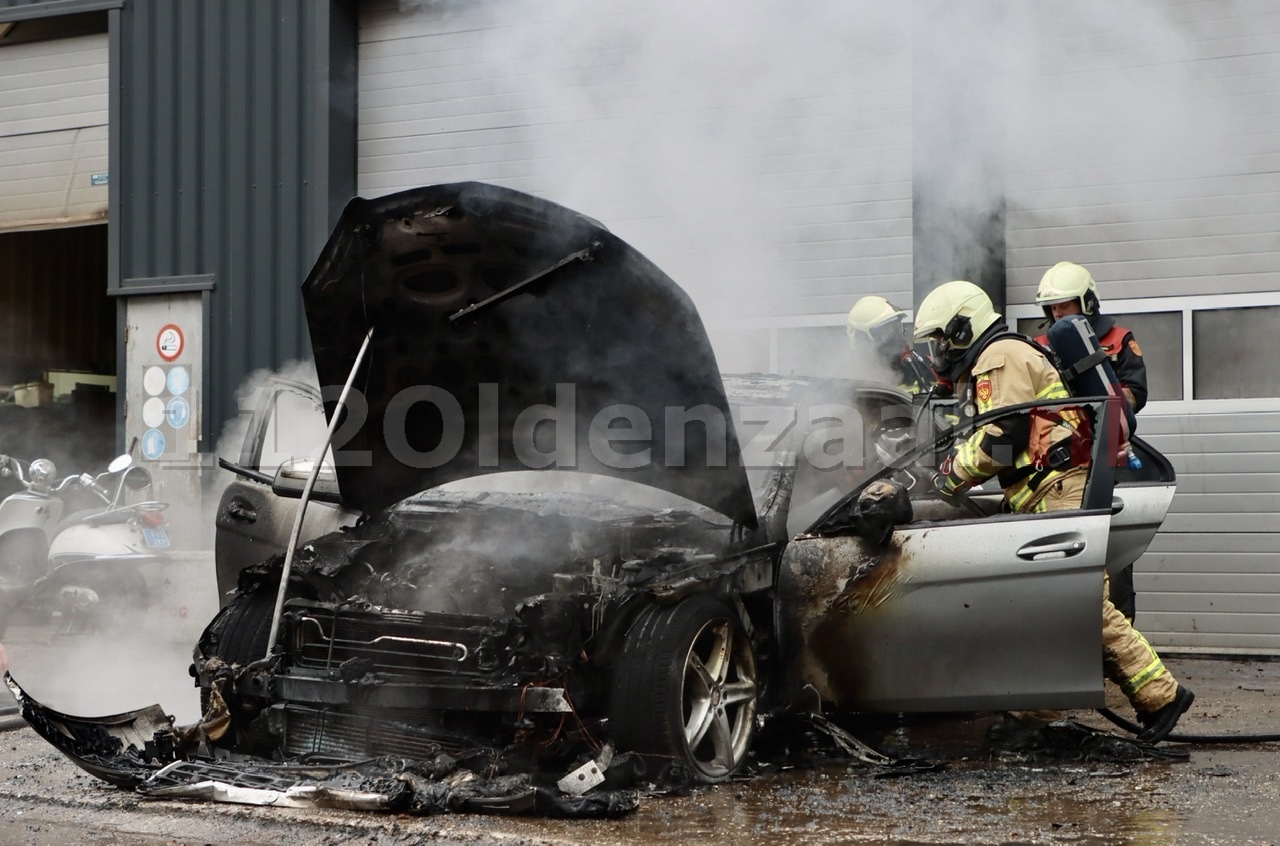 UPDATE (foto’s): Auto uitgebrand bij bedrijf in Oldenzaal; pand loopt rookschade op