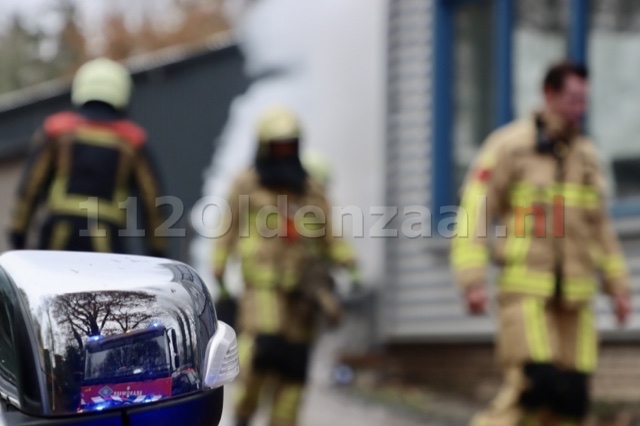 VIDEO: Auto uitgebrand bij bedrijf in Oldenzaal; pand loopt rookschade op
