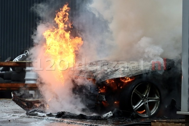 Auto uitgebrand bij bedrijf in Oldenzaal; pand loopt rookschade op