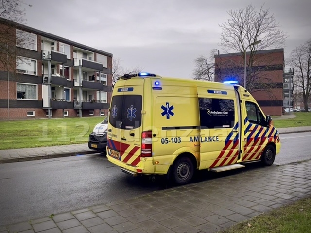 Kat steekt over; man valt van fiets en raakt gewond