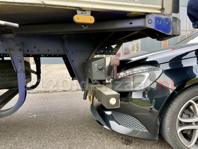 Vrachtwagenchauffeur rijdt achteruit en ziet auto over het hoofd in Oldenzaal