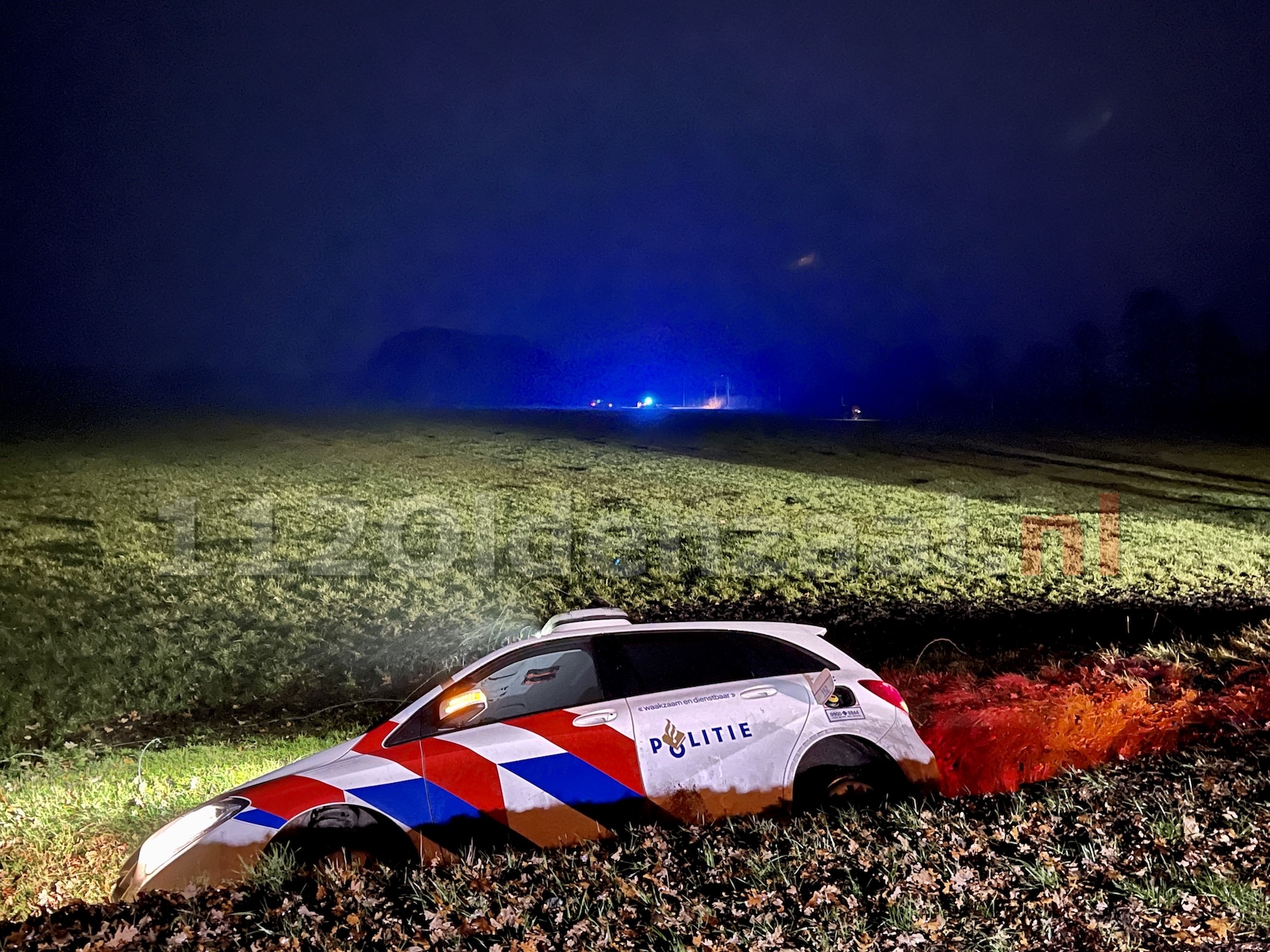 Wilde achtervolging door Noord-Oost Twente; een gewonde, twee aanhoudingen, politiewagen in de sloot