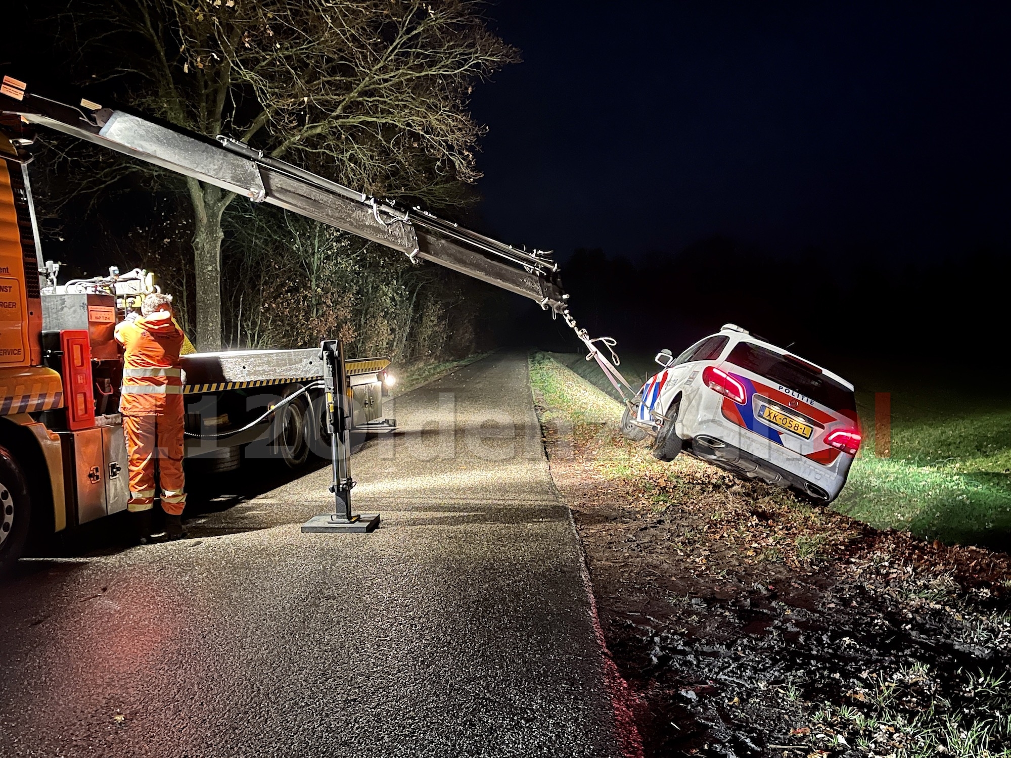 VIDEO (dashcam): Wilde achtervolging door Noord-Oost Twente; een gewonde, twee aanhoudingen, politiewagen in de sloot