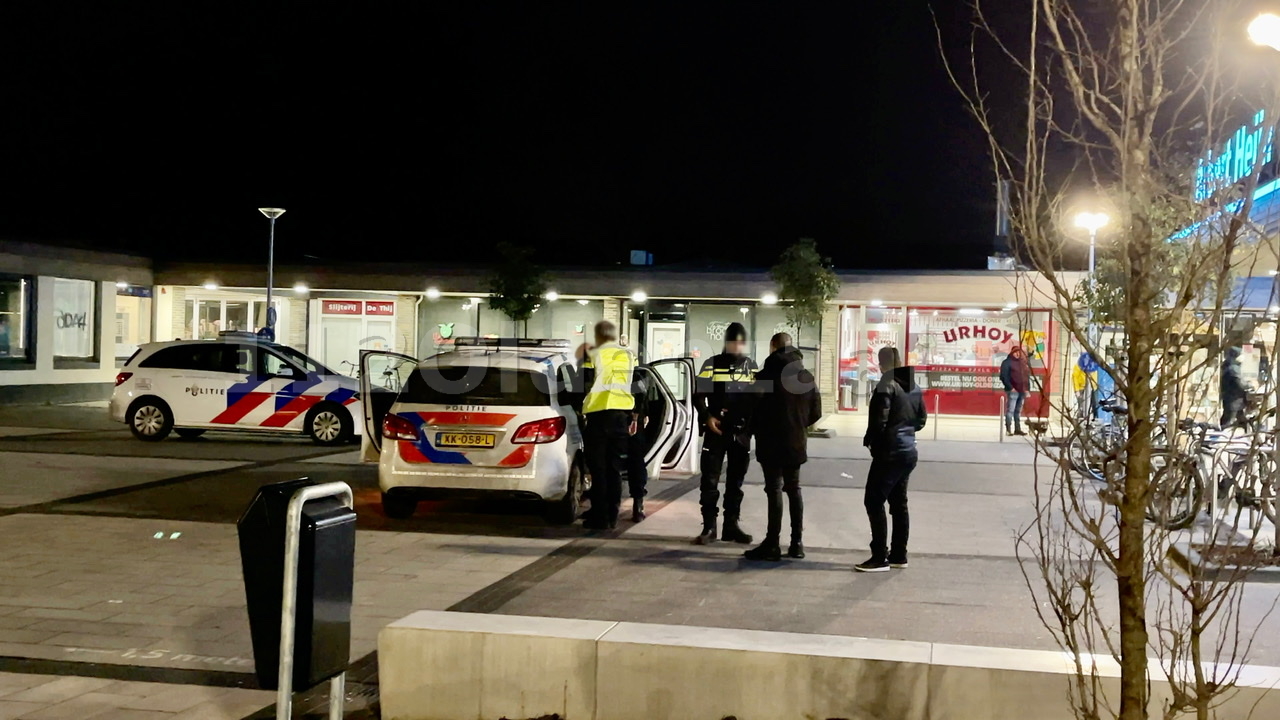 VIDEO: Persoon aangehouden bij winkelcentrum De Thij in Oldenzaal  