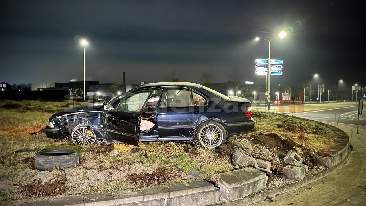 Auto total loss op rotonde Oldenzaal; bestuurder verlaat plaats ongeval in ander voertuig