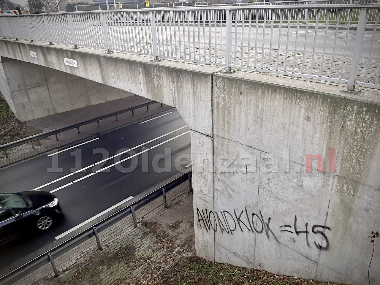 UPDATE: Graffiti met leuzen verwijderd van viaducten Oldenzaal