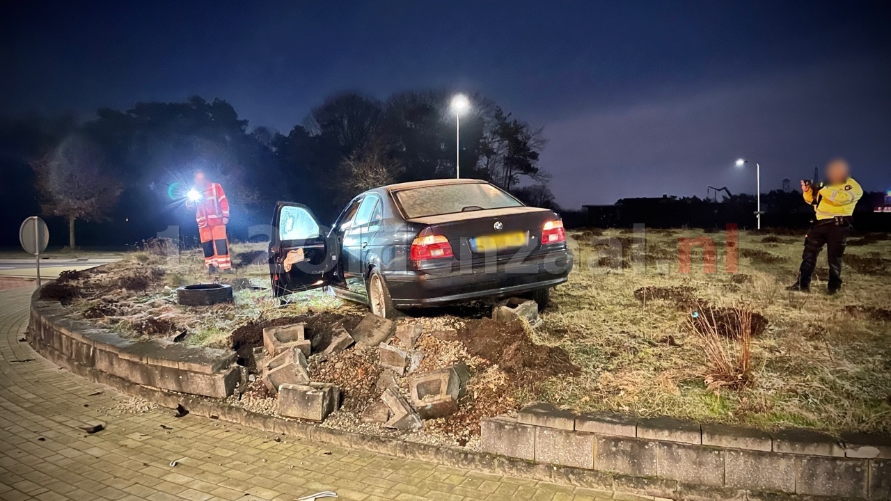 VIDEO: Auto total loss op rotonde Oldenzaal; bestuurder verlaat plaats ongeval in ander voertuig