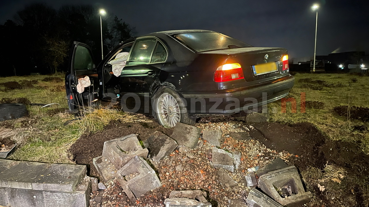 UPDATE: Auto total loss op rotonde Oldenzaal; bestuurder verlaat plaats ongeval in ander voertuig