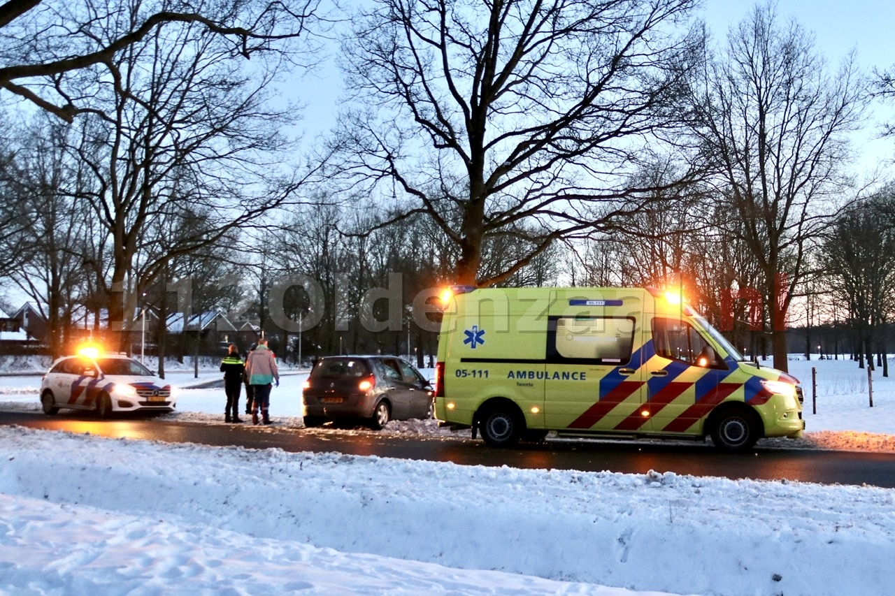 Auto belandt tegen boom Oldenzaal