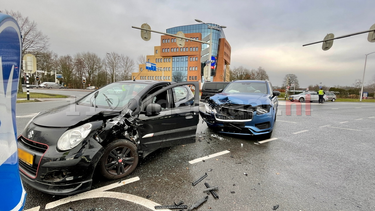 Verkeerslichten buiten werking; Schade en gewonde bij ongeval tussen twee voertuigen in Oldenzaal