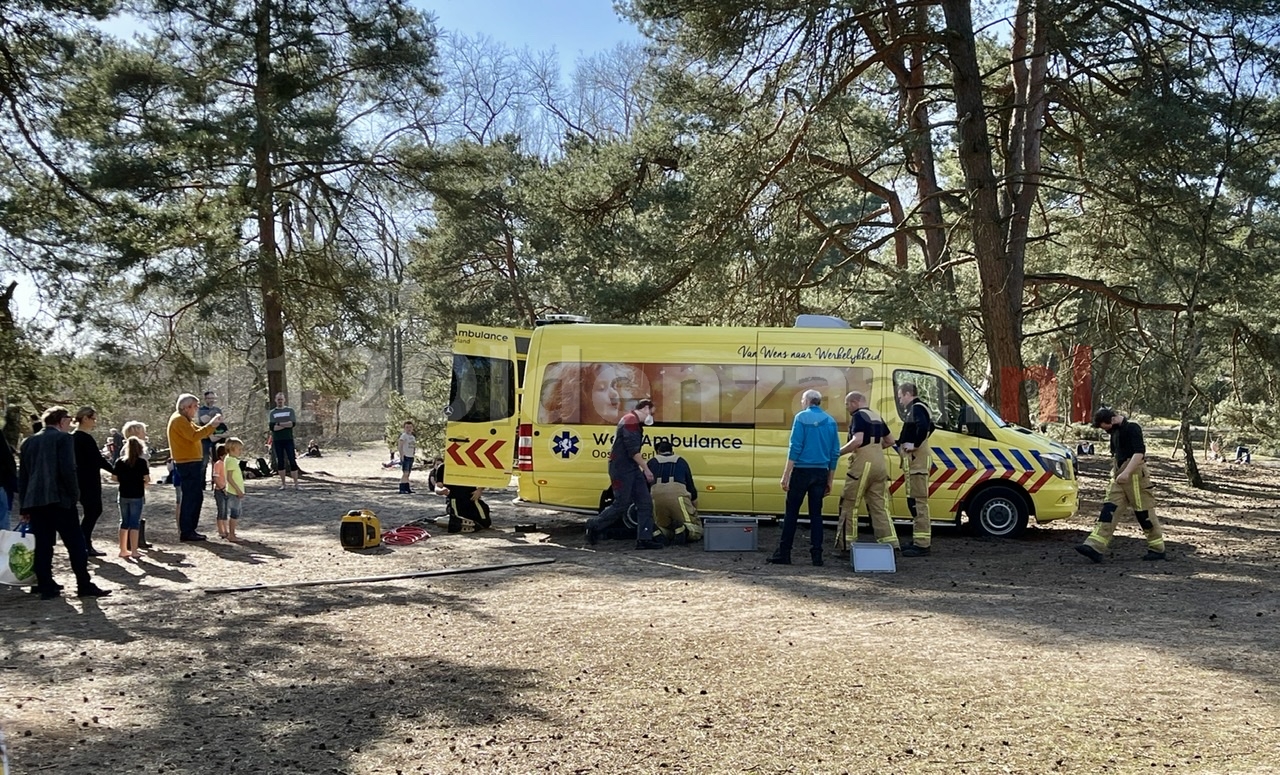 Wensambulance vast in zand Lutterzand; brandweer schiet te hulp