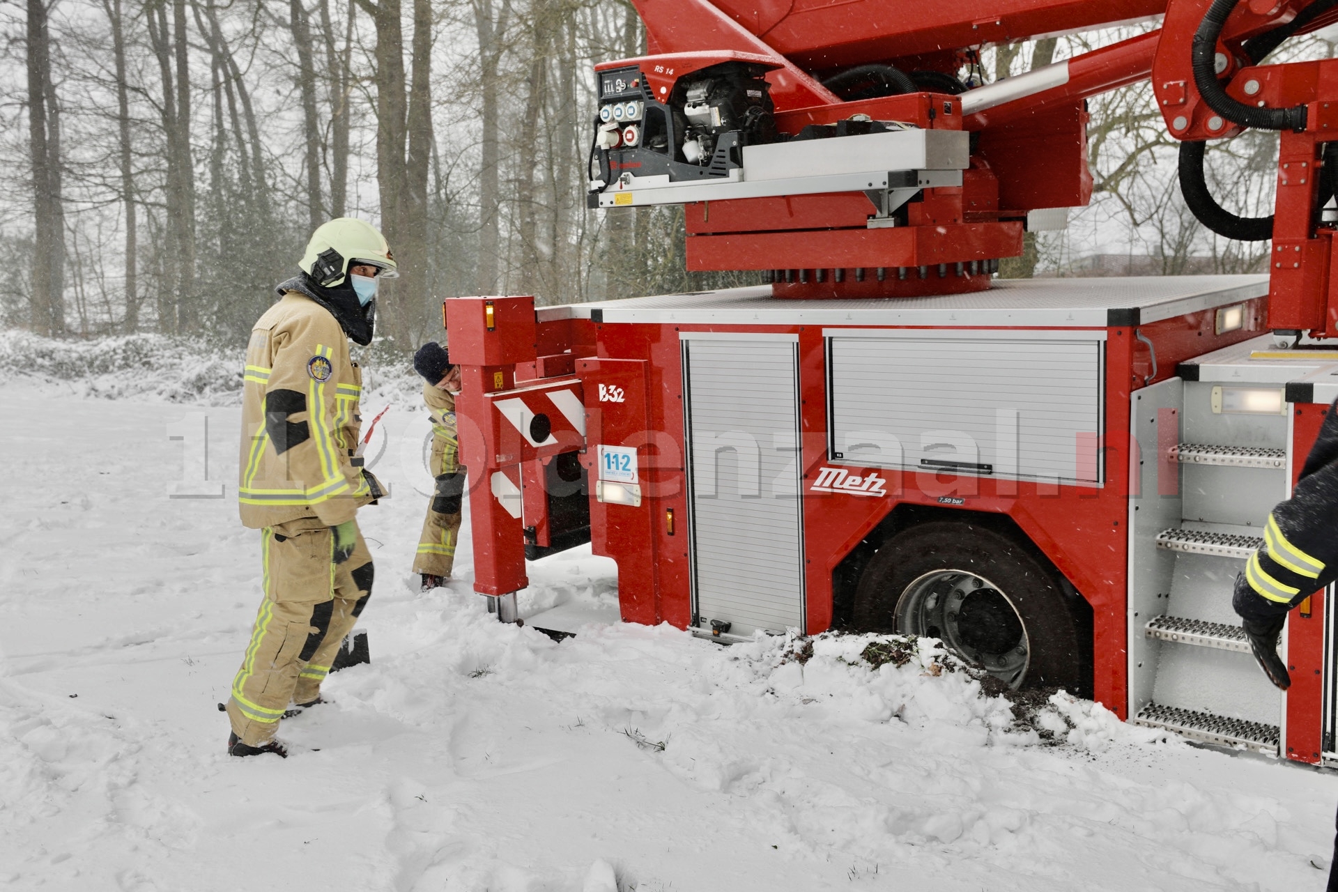 Brandweer rukt uit voor stormschade in Oldenzaal maar komt vast te zitten in sneeuw