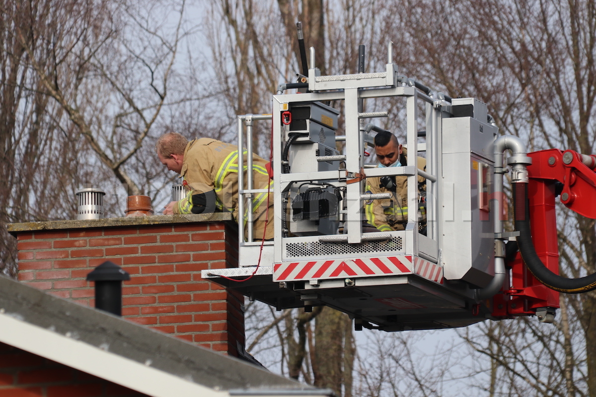 Vogel vast in schoorsteen Mussenstraat Oldenzaal; brandweer ingezet