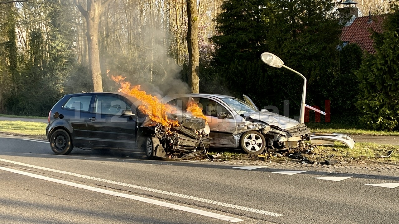 UPDATE: Auto vliegt in brand na ongeval tussen Oldenzaal en Losser: twee personen naar het ziekenhuis