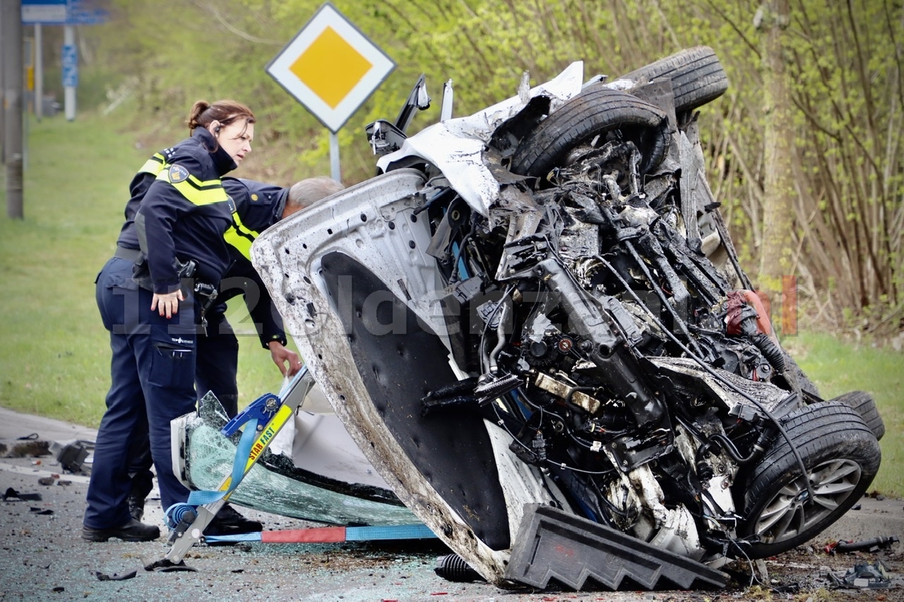 Video: Ravage bij ernstig ongeval op de N342 bij Oldenzaal: auto gelanceerd op rotonde