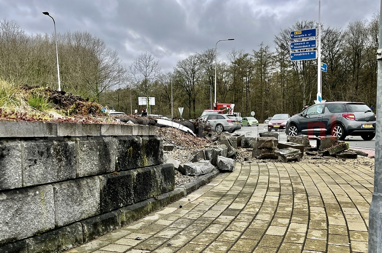 Ravage bij ernstig ongeval op de N342 in Oldenzaal: auto gelanceerd op rotonde