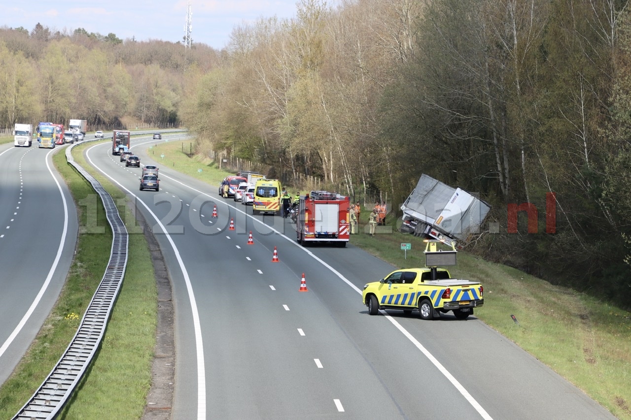 Vrachtwagen in de sloot langs A1