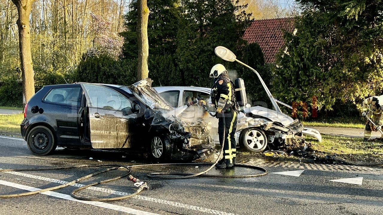 VIDEO: Auto vliegt in brand na ongeval tussen Oldenzaal en Losser: twee personen naar het ziekenhuis