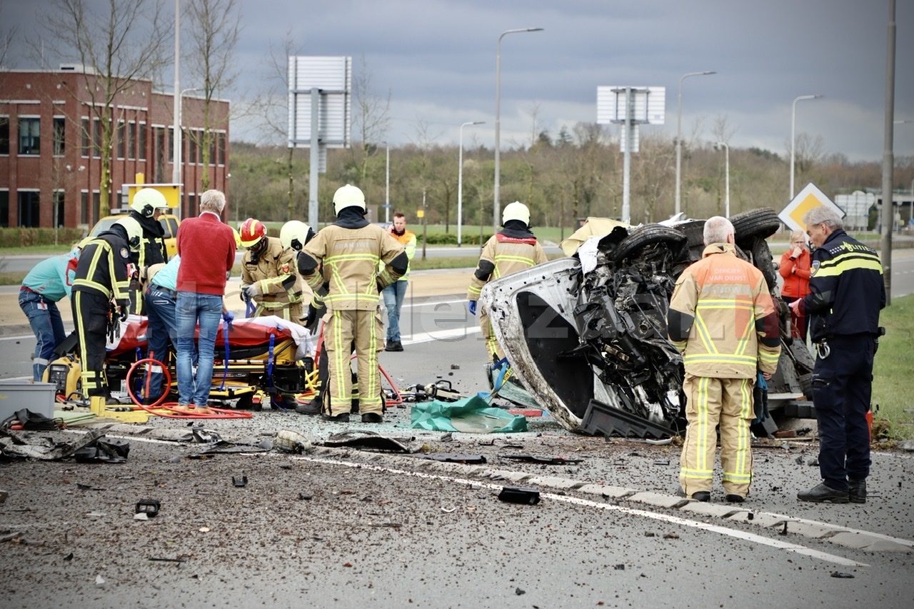 UPDATE (2): Ravage bij ernstig ongeval op de N342 bij Oldenzaal: auto gelanceerd op rotonde