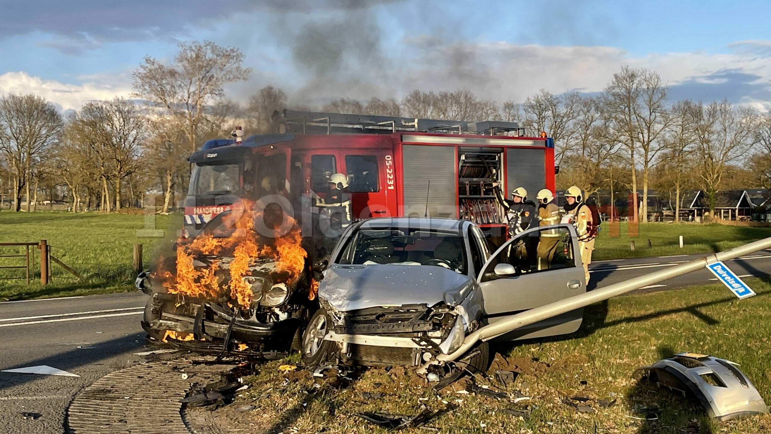 Auto vliegt in brand na ongeval tussen Oldenzaal en Losser