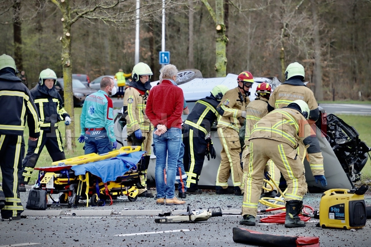 UPDATE: Ravage bij ernstig ongeval op de N342 in Oldenzaal: auto gelanceerd op rotonde