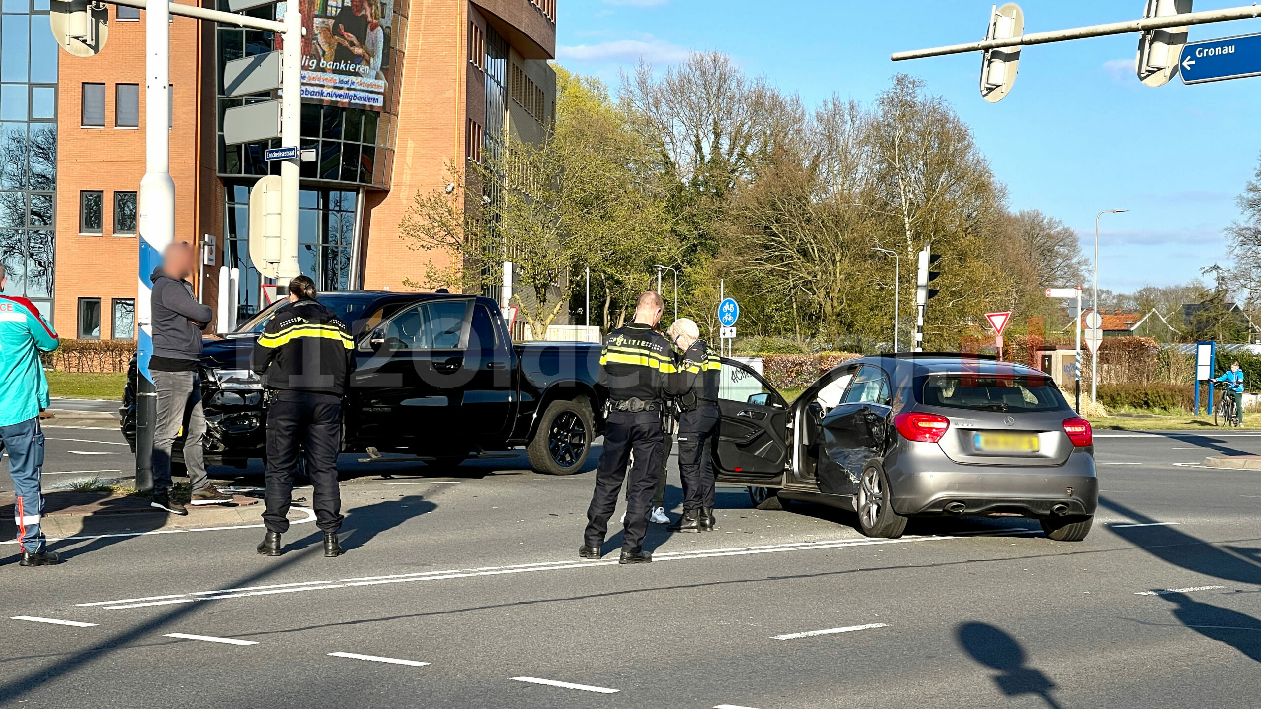 Verkeerslichten buiten werking; Schade bij ongeval tussen twee voertuigen in Oldenzaal