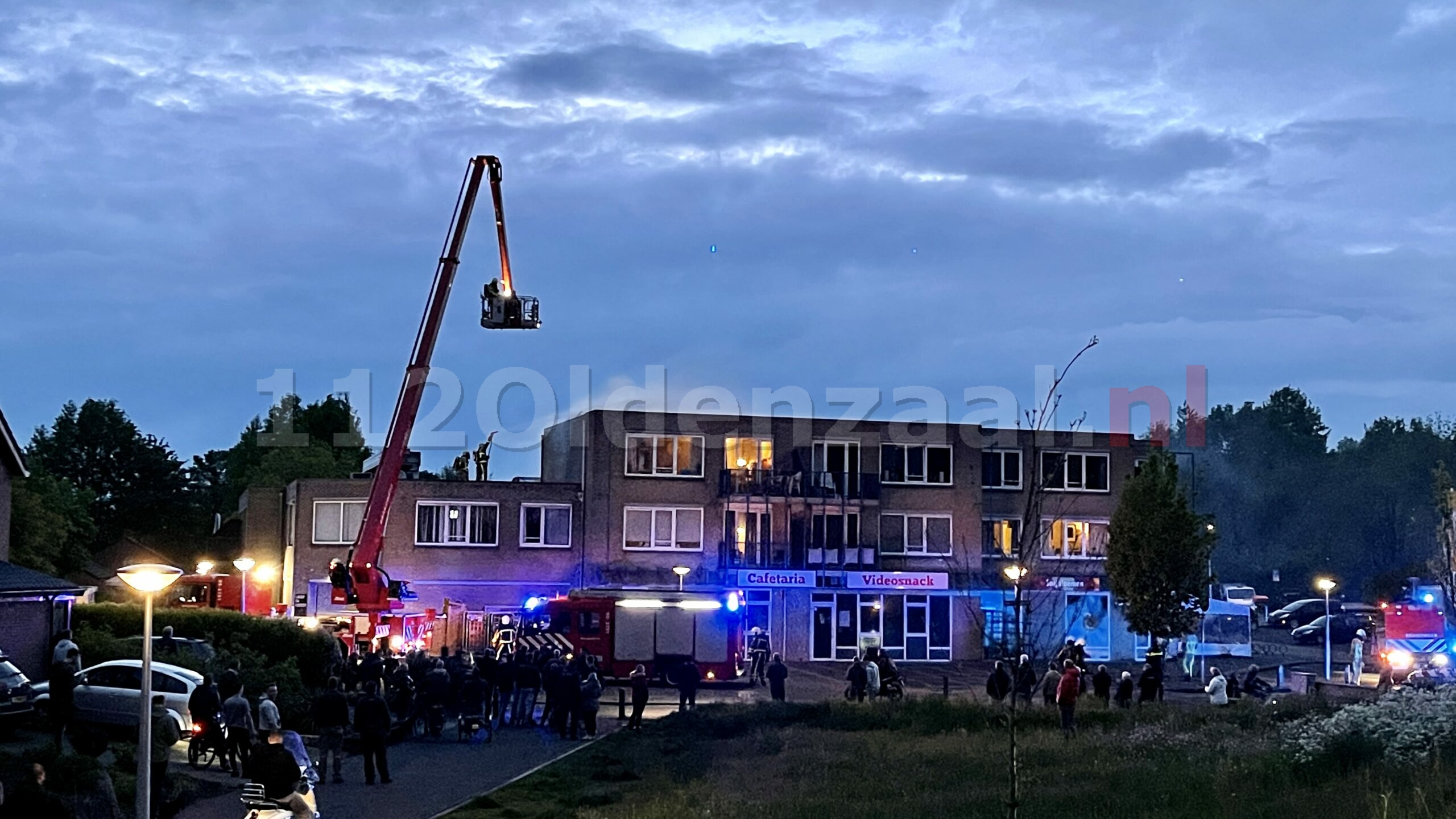 Uitslaande brand op dak appartementen in Oldenzaal