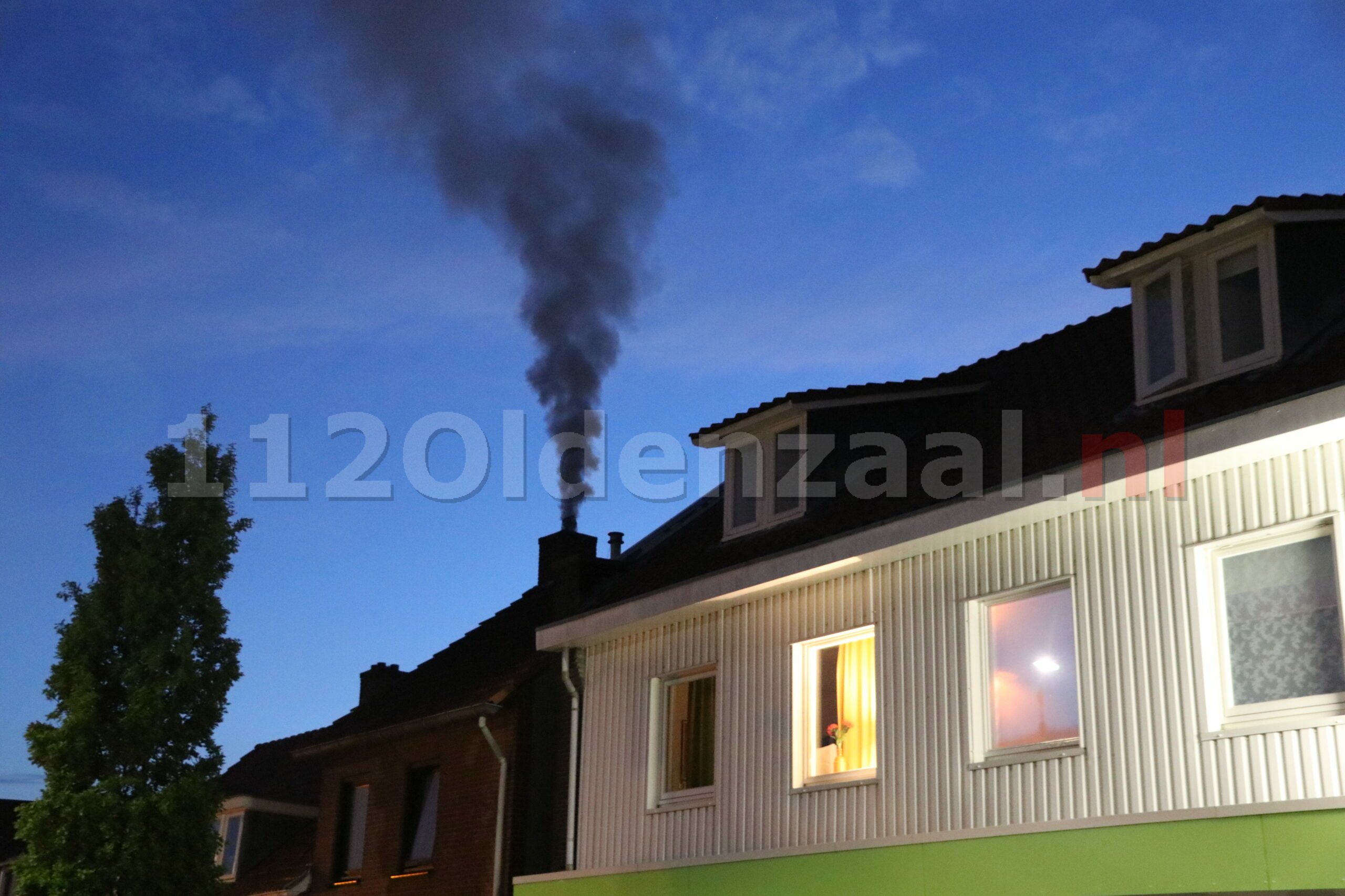 Brand in schoorsteen lastig te bereiken; brandweer sloopt deel schoorsteen