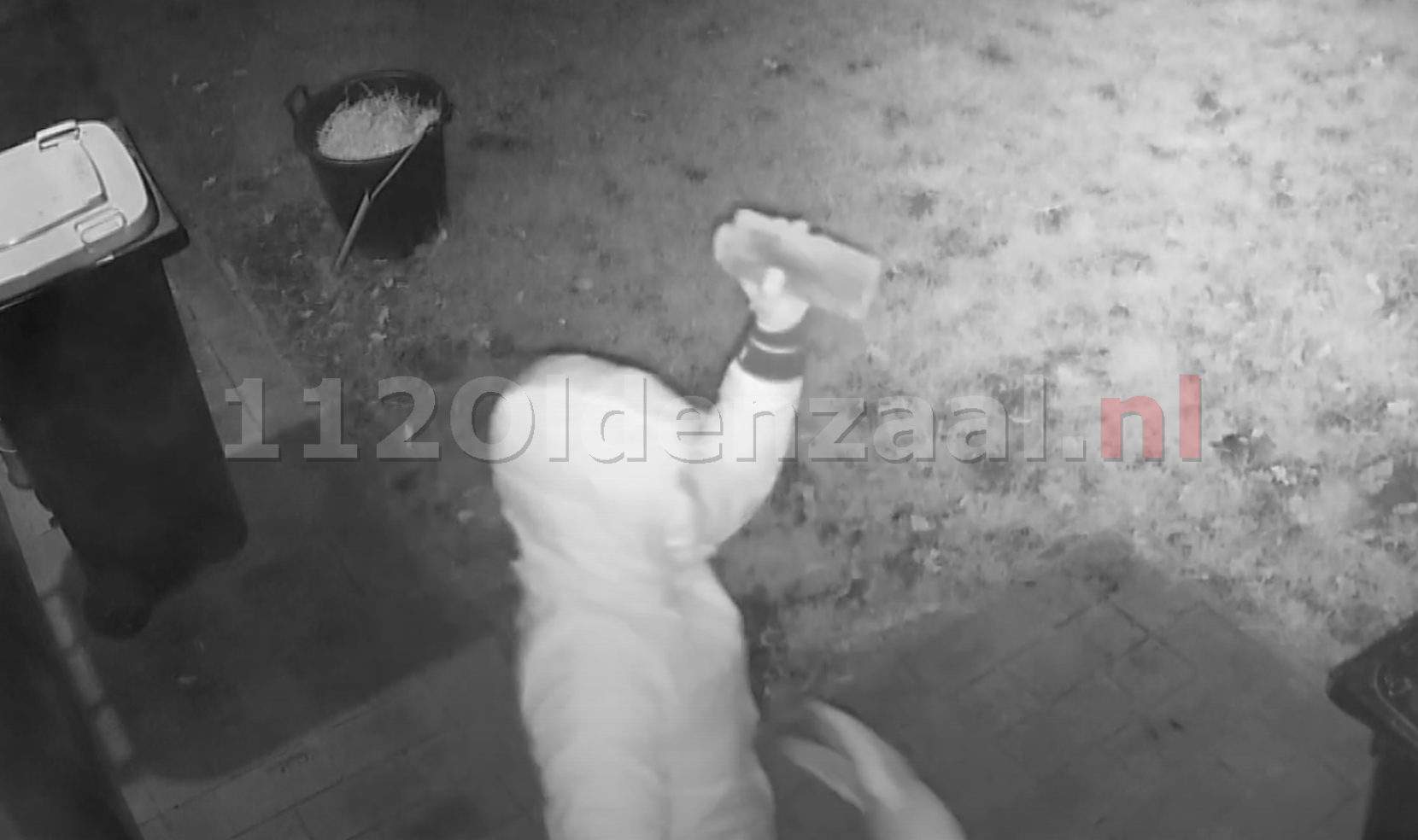 (VIDEO) Twee inbrekers proberen ruiten van huis stuk te gooien in Oldenzaal; politie zoekt getuigen