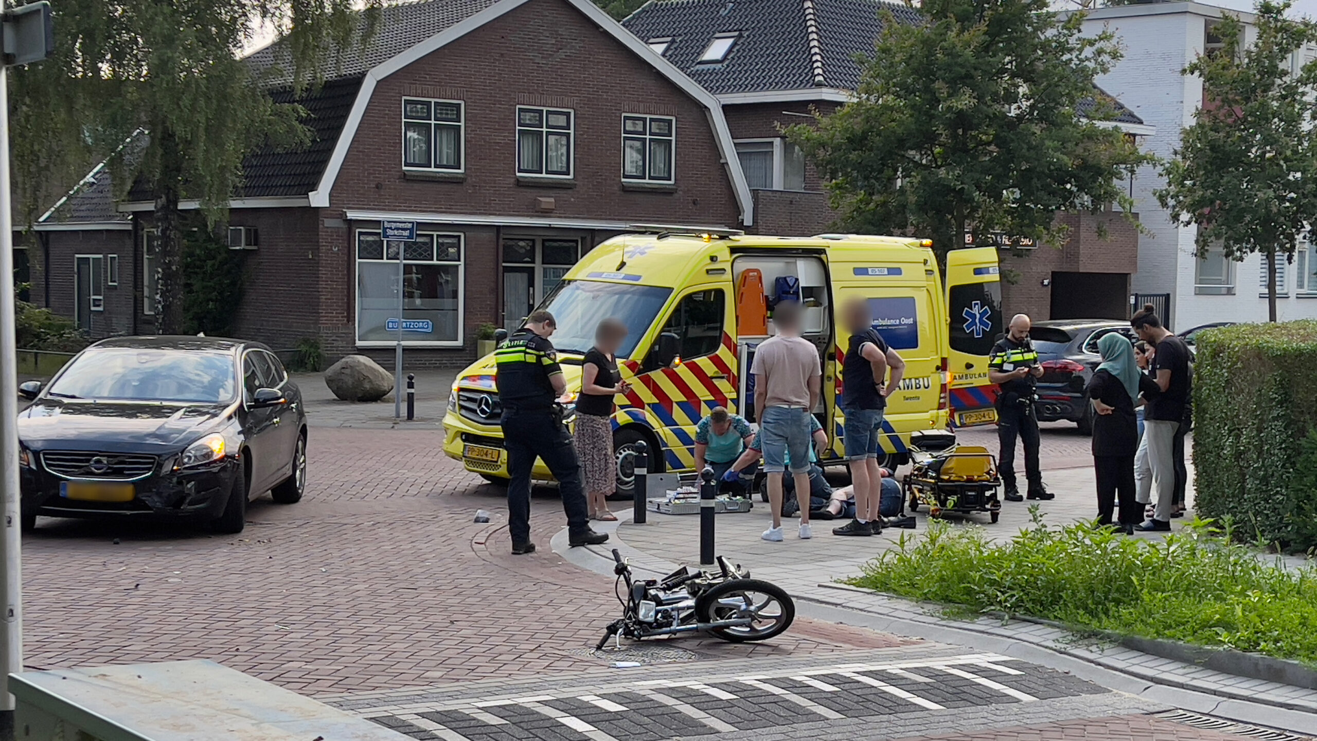 Brommerrijder met spoed naar het ziekenhuis na aanrijding met auto in Oldenzaal