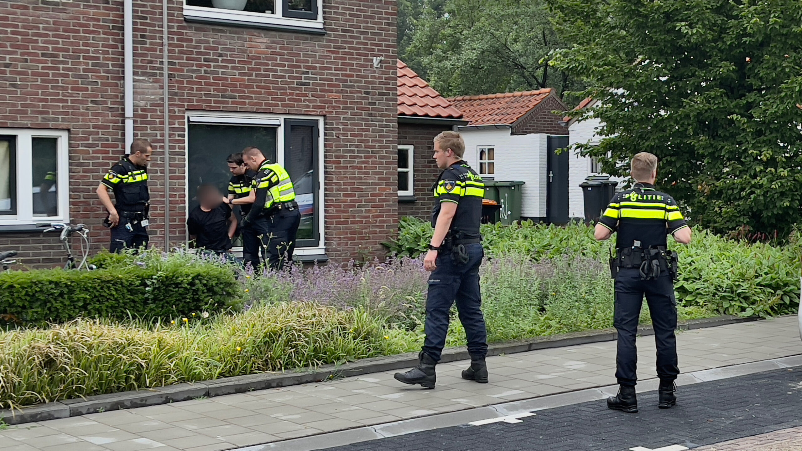 VIDEO: Aanhouding bij melding steekincident in Oldenzaal