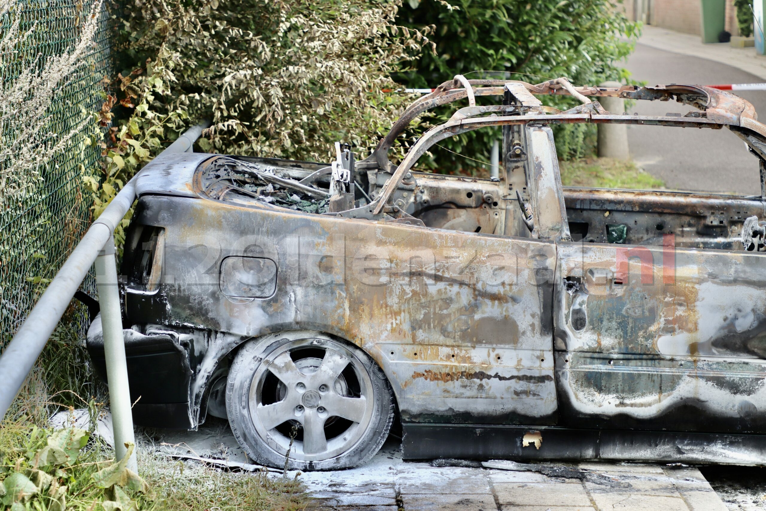 UPDATE (foto’s bij daglicht): Auto brandt volledig uit in Oldenzaal