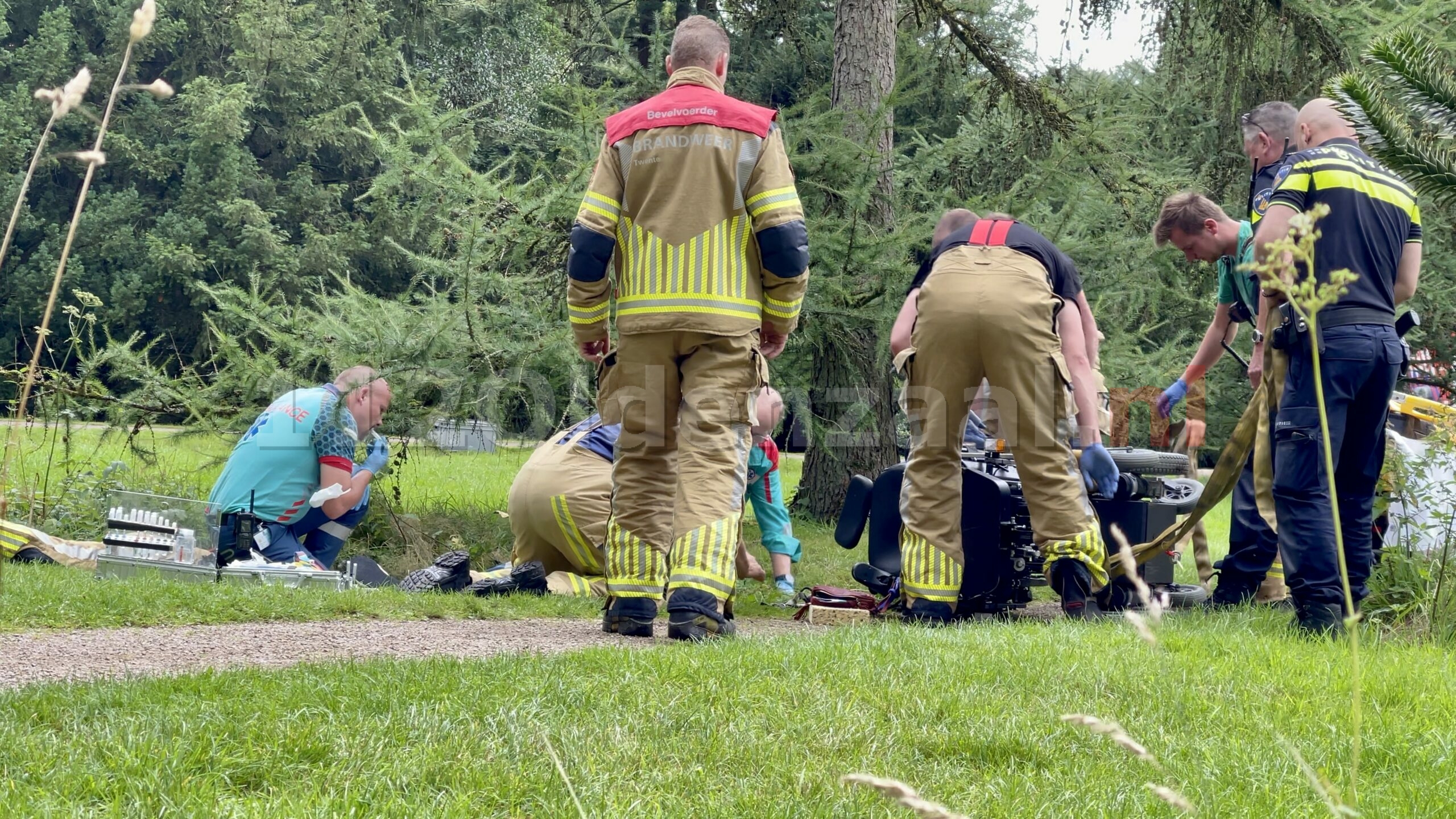 VIDEO: Vrouw belandt met scootmobiel in sloot Arboretum Poort Bulten De Lutte