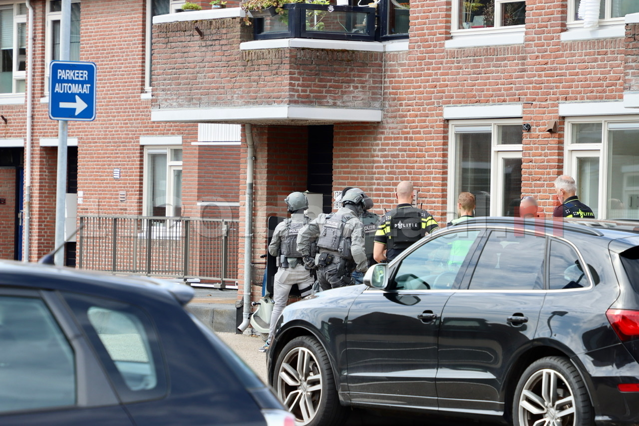 VIDEO: Persoon aangehouden in woning Oldenzaal door DSI