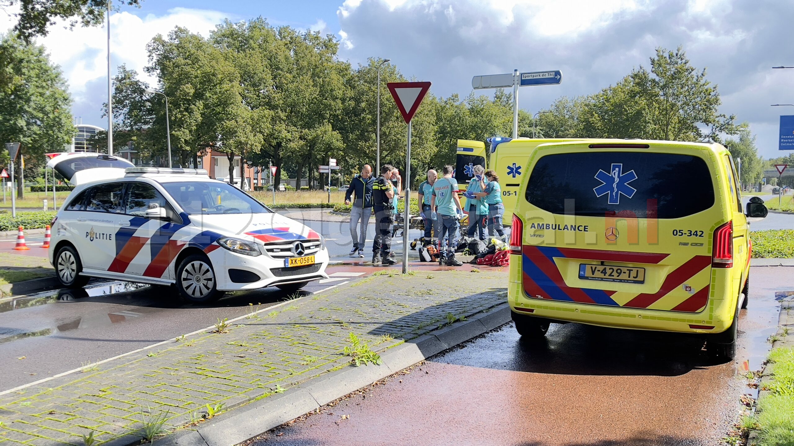 Fietsster gewond bij ongeval rotonde in Oldenzaal; opgeroepen traumahelikopter geannuleerd