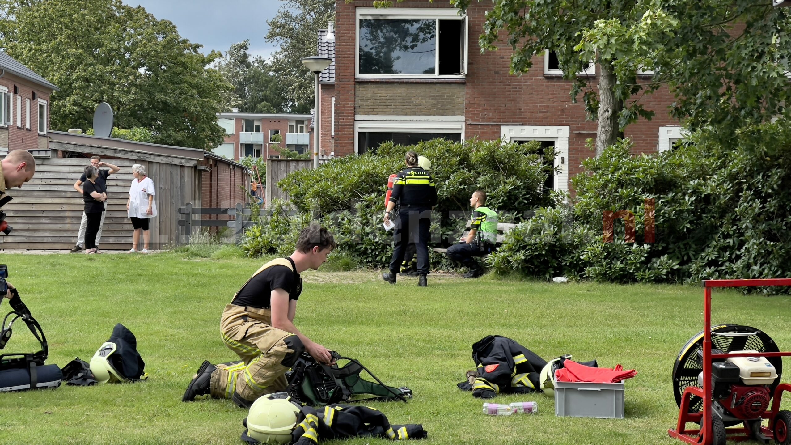 VIDEO: Woning in Oldenzaal zwaar beschadigd na brand; politie en brandweer doen onderzoek