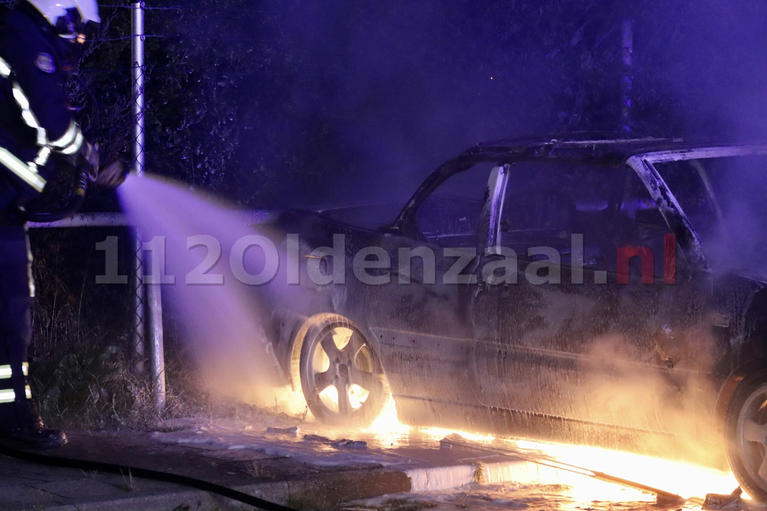 UPDATE (foto’s): Auto brandt volledig uit in Oldenzaal