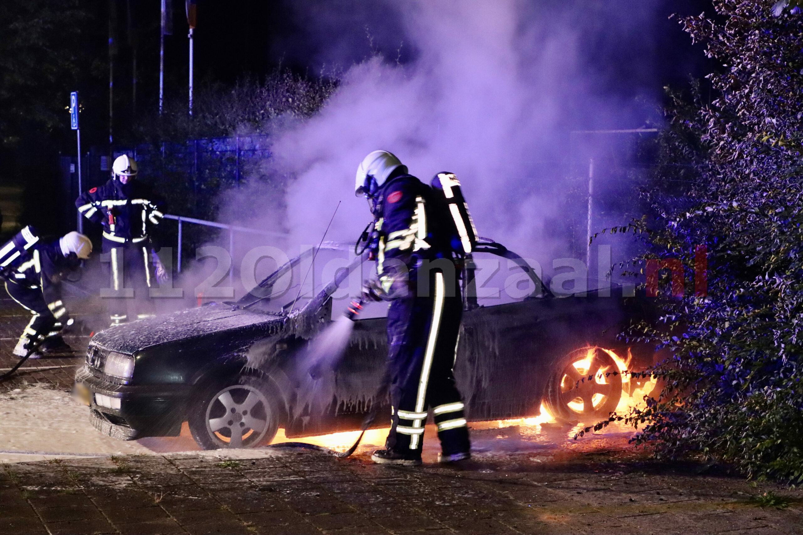 VIDEO: Auto brandt volledig uit in Oldenzaal