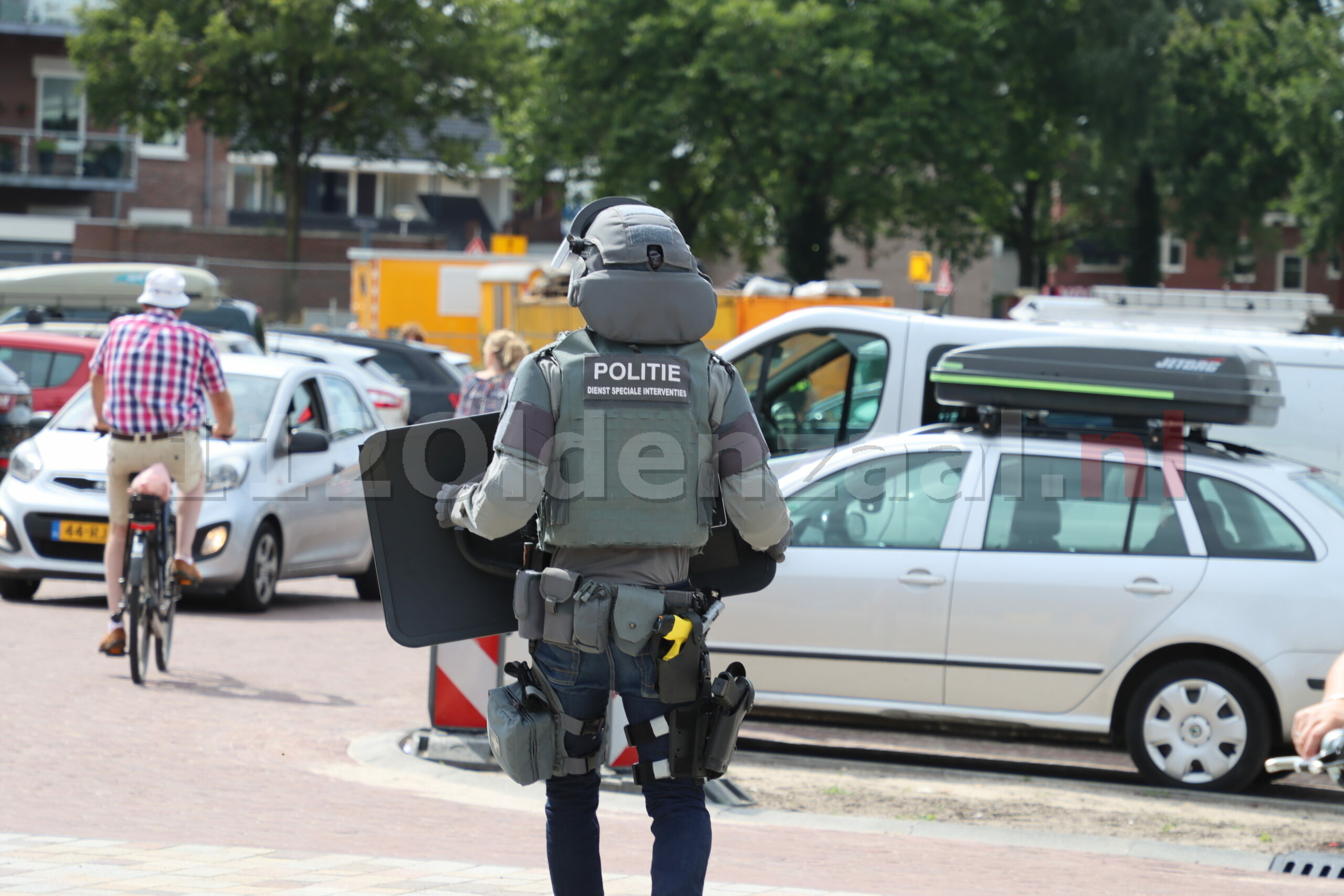 UPDATE (foto): Persoon aangehouden in woning Oldenzaal door DSI