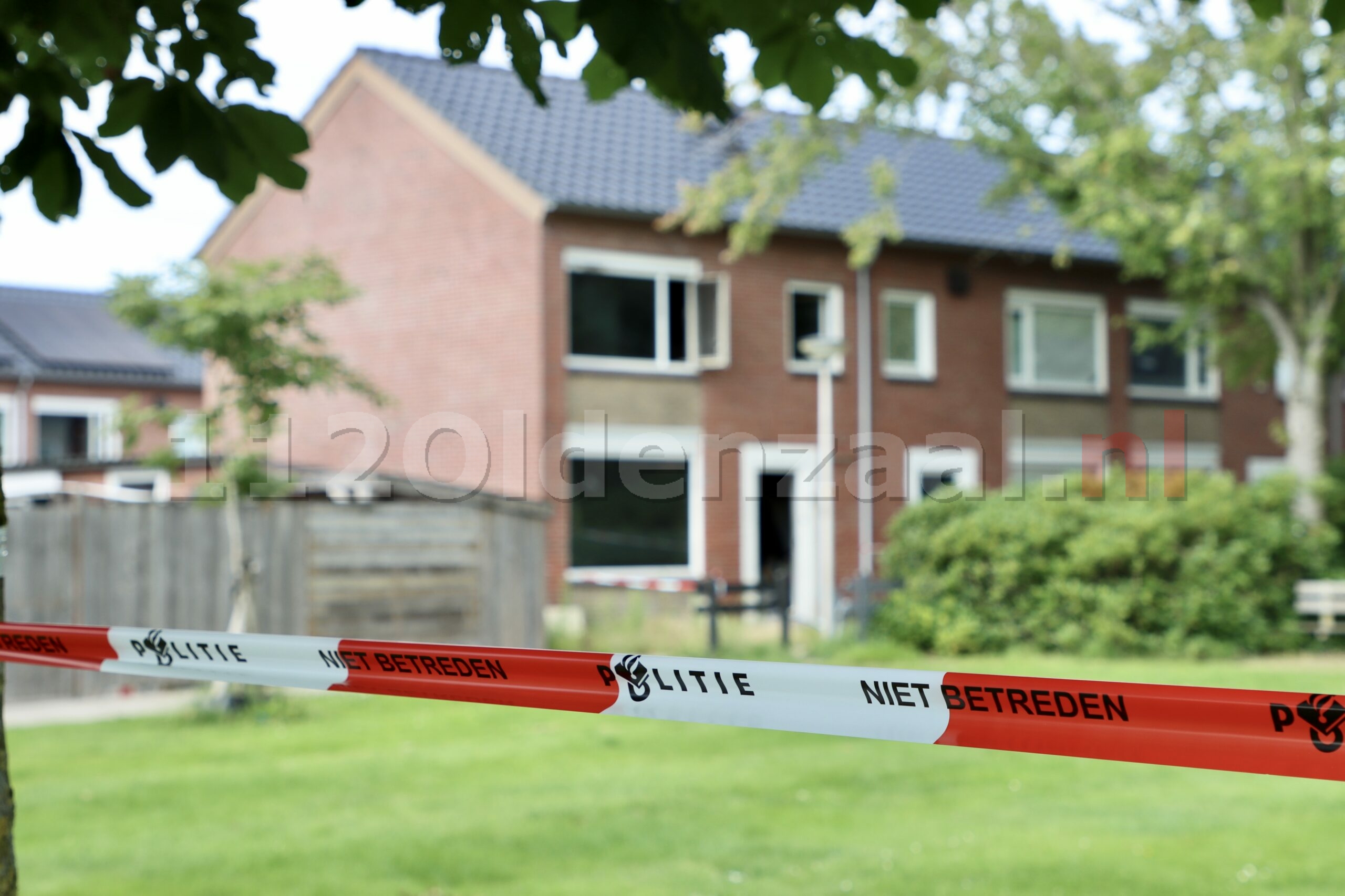 Woning in Oldenzaal zwaar beschadigd na brand; Forensische Opsporing doet onderzoek