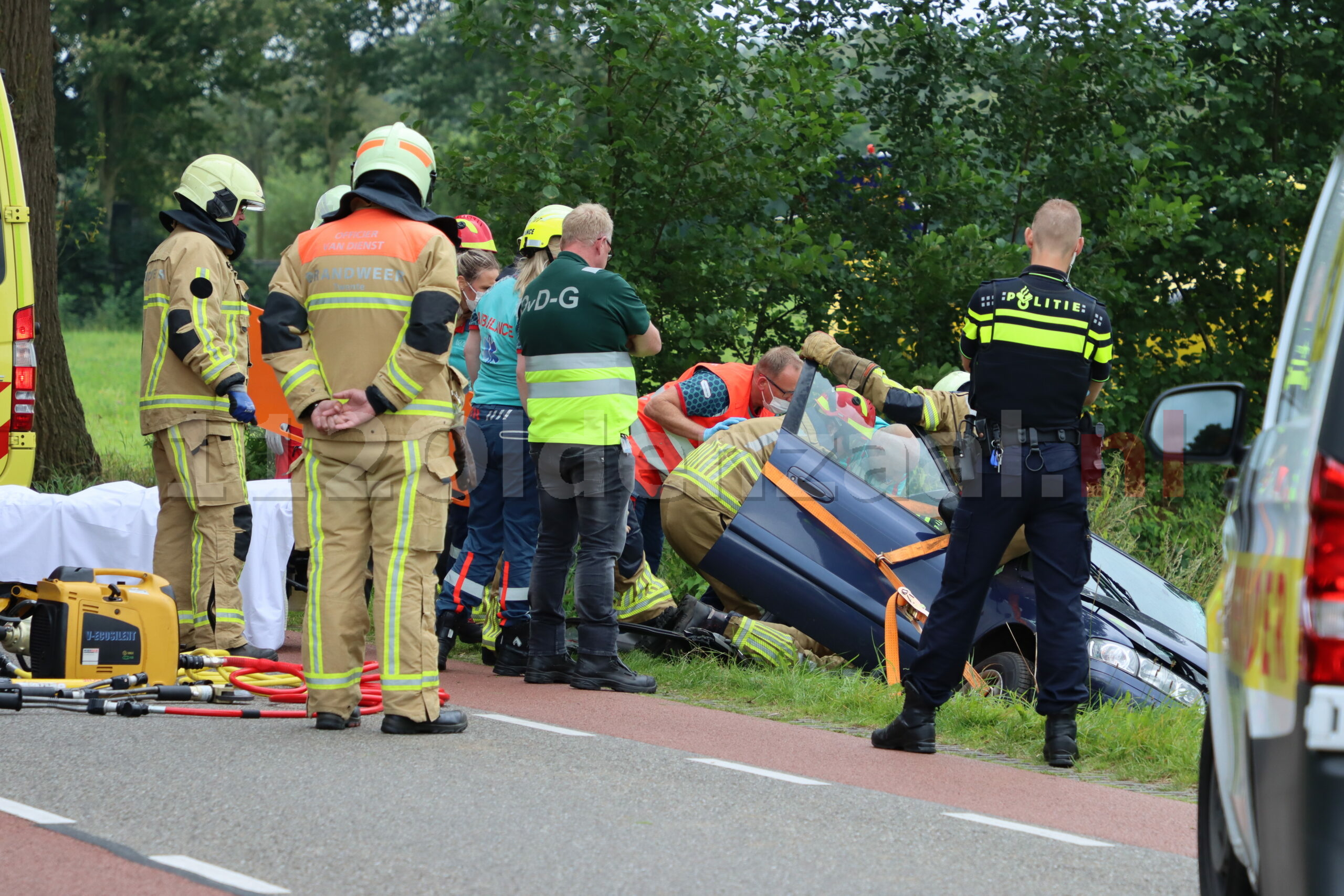 UPDATE (foto’s): Ernstig ongeval in De Lutte; hond wijkt niet van de zijde van baasje