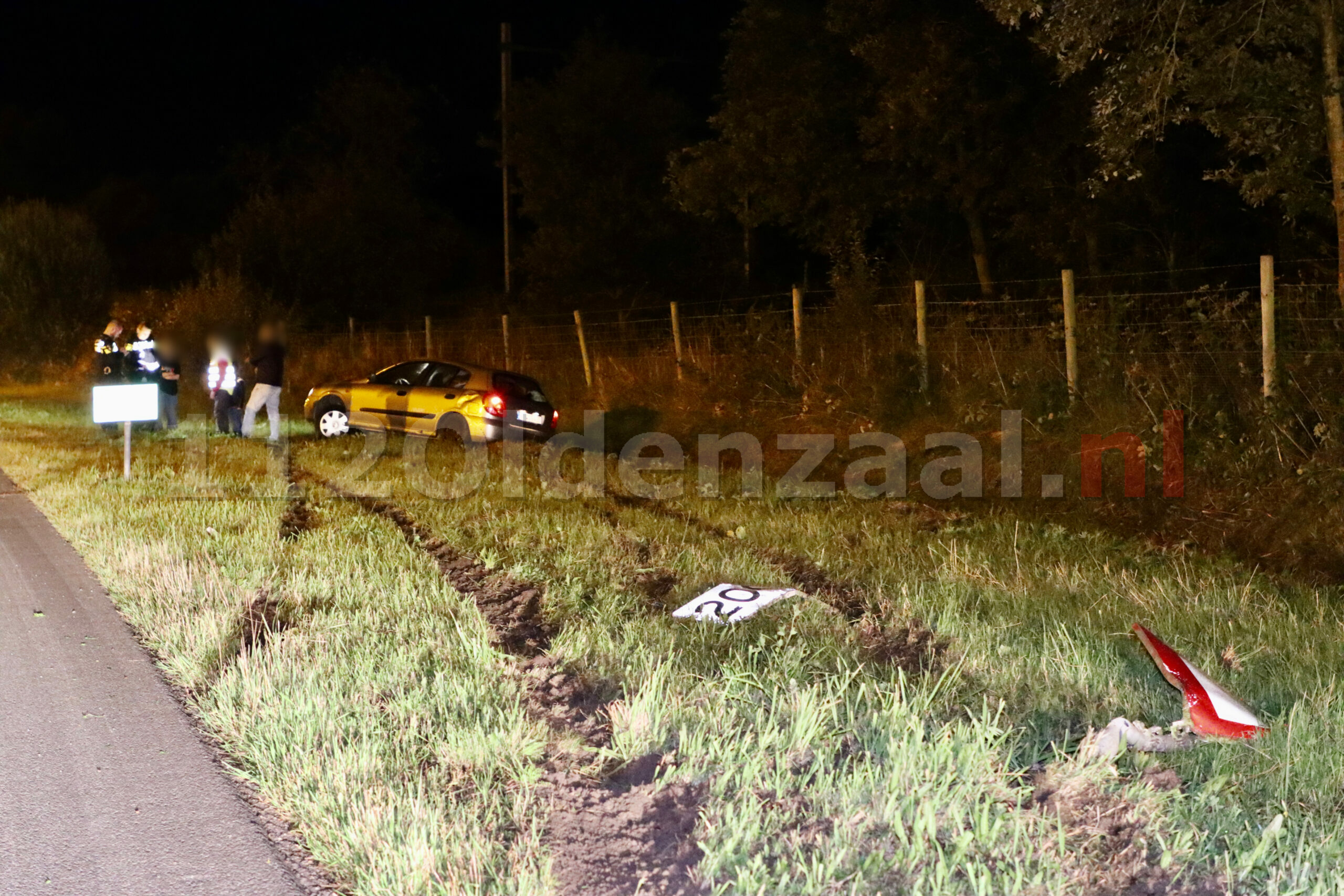 Auto belandt in berm naast snelweg A1 bij De Lutte, inzittenden komen met de schrik vrij